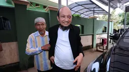 Penyidik KPK, Novel Baswedan (kanan) saat tiba di depan masjid Al-Ikhsan di sekitar kediaman di kawasan Kelapa Gading, Jakarta, Kamis (22/2). Novel kembali dalam proses pemulihan sambil menunggu operasi tahap kedua. (Liputan6.com/Helmi Fithriansyah)