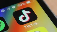 Wanita ini lempar handphone milik karyawannya karena ketahuan asyik main Tik Tok di jam kerja. (Sumber: AFP)