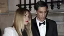 Penyerang Paris Saint-Germain, Angel Di Maria bersama istrinya Jorgelina Cardoso tiba menghadiri pesta ulang tahun pemain depan asal Brasil, Neymar yang ke 26 di Pavillon Cambon di Paris (4/2). (AFP Photo/Thomas Samson)