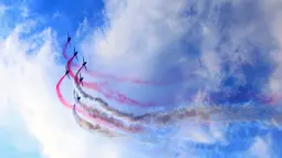 The Jupiters atau Jupiter Aerobatic Team (JAT) TNI AU tampil bersama jajaran pesawat tempur F-16 Fighting Falcon, T-50i Golden Eagle, hingga Hawk. (KapanLagi.com/Budy Santoso)