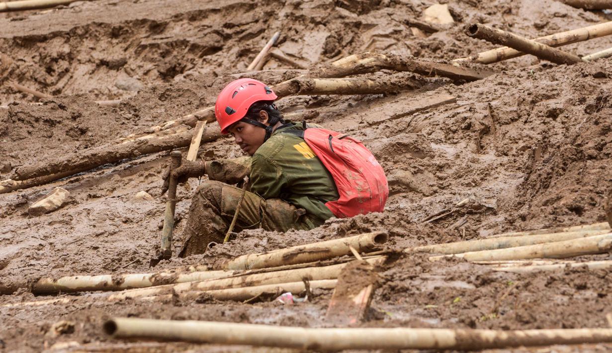 Sebagai informasi, bencana longsor terjadi di Kampung Pasir Kuning, Desa Pasirlangu, Kecamatan Cisarua, Kabupaten Bandung Barat pada Sabtu (24/1/2026) dini hari. Tampak dalam foto, seorang petugas penyelamat beristirahat saat mereka mencari korban yang terkubur longsor di Desa Pasirlangu, Bandung, Jawa Barat, pada Senin 26 Januari 2026. (Timur Matahari/AFP)