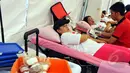 Petugas dari PMI melayani pendonor saat acara Donor Darah Taruna Merah Putih di Bundaran HI, Jakarta, Minggu (29/3/2015). Acara donor darah diadakan serentak di 25 kota di tanah air bertujuan membudayakan aksi donor darah. (Liputan6.com/Panji Diksana)