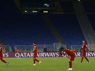 Para pemain Roma meninggalkan lapangan usai pertandingan melawan Udinese pada lanjutan Liga Serie A Italia di stadion Olimpiade Roma, Italia (2/7/2020). Roma takluk 0-2 atas Udinese. (AP Photo/Riccardo de Luca)
