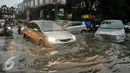Sejumlah kendaraan nekat melewati jalan yang tergenang air mencapai 80 cm di Jalan Kemang, Jakarta, Jumat (11/11). Diguyur hujan deras, Jalan Kemang Raya kembali tegenang air. (Liputan6.com/Yoppy Renato)
