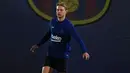 Gelandang Barcelona, Frenkie De Jong melakukan pemanasan saat mengikuti sesi latihan tim di Joan Gamper Sports City di Sant Joan Despi (17/12/2019). Barcelona akan bertanding melawan Real Madrid dalam laga El Clasico di Camp Nou. (AFP/Lluis Gene)