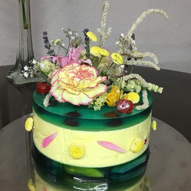 Inspirasi bunga asli untuk dekorasi kue. (Sumber: Instagram/steinkampf_flower_cakes)