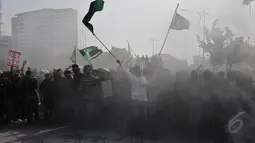 Ribuan mahasiswa dari berbagai kampus melakukan aksi hari Kebangkitan Nasional di depan Istana Presiden, Jakarta, Rabu (20/5/2015). Dalam Aksinya mereka membakar ban bekas dan menuntut agar Jokowi - JK segera turun. (Liputan6.com/Johan Tallo)