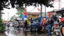 Kendaraan menerobos lubang yang ada di Jalan Raya Bojonggede, Bogor, Jawa Barat, Sabtu (22/2/2020). Jalan Raya Bojonggede yang berlubang hingga kini belum juga diperbaiki pemerintah setempat membuat kondisi lalu lintas tersendat (merdeka.com/Magang/Muhammad Fayyadh)