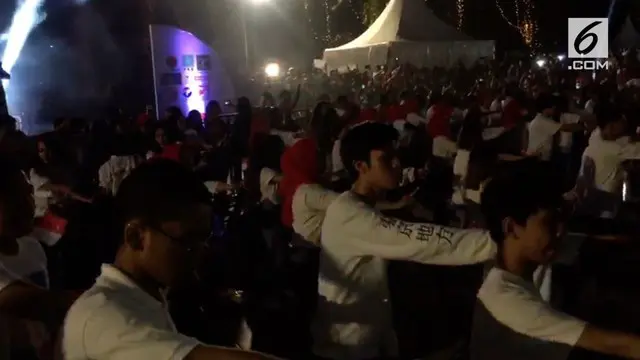 Selain gelar doa bersama, massa pendukung Jokowi-Ma’ruf Amin juga membuat flashmob goyang dayung dengan iringan lagu Meraih Bintang dari Via Vallen.