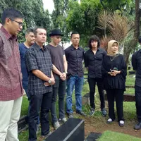 Vino G. Bastian ziarah ke makam Chrisye (Adrian Putra/bintang.com)