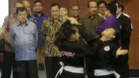 Dua Pesilat Putri pamer kebolehan saat ditonton Wakil Presiden RI, Jusuf Kalla di Padepokan Silat, Taman Mini Indonesia Indah, Jakarta Timur, (03/10/2017).  Kunjungan ini untuk memantau persiapan jelang Asian Games 2018. (Bola.com/Nicklas Hanoatubun)