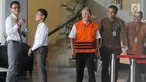 Ekspresi terdakwa mantan Dirjen Hubla Kemenhub Antonius Tonny Budiono usai diperiksa KPK, Jakarta, Jumat (20/4). Antonius diperiksa terkait suap tender izin proyek di Direktorat Perhubungan Laut di Pelabuhan Tanjung Mas Semarang. (Merdeka.com/Dwi Narwoko)