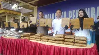 Konferensi pers pengungkapan 73 kilogram daun ganja kering di Polresta Pekanbaru. (Liputan6.com/M Syukur)