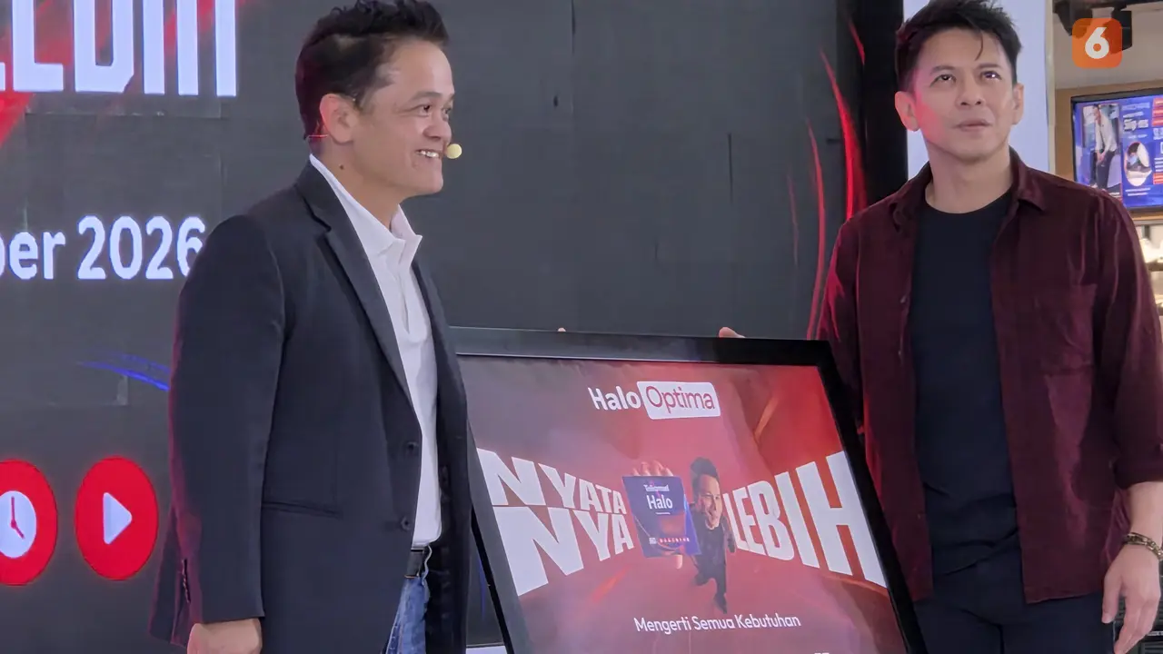 Direktur Marketing Telkomsel, Lionel Chng, bersama Ariel Noah dalam acara peluncuran Halo Optima. Credit: Liputan6.com/Iskandar