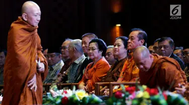 Megawati Soekarnoputri bersama Menko PMK Puan Maharani menghadiri perayaan Dharmasanti Waisak Nasional 2562 BE/2018 di Tzu Chi Center, Jakarta, Senin (4/6). Acara bertema "Bersatu, Berbagi, dengan Cinta Kasih Membangun Bangsa'. (Liputan6.com/JohanTallo)