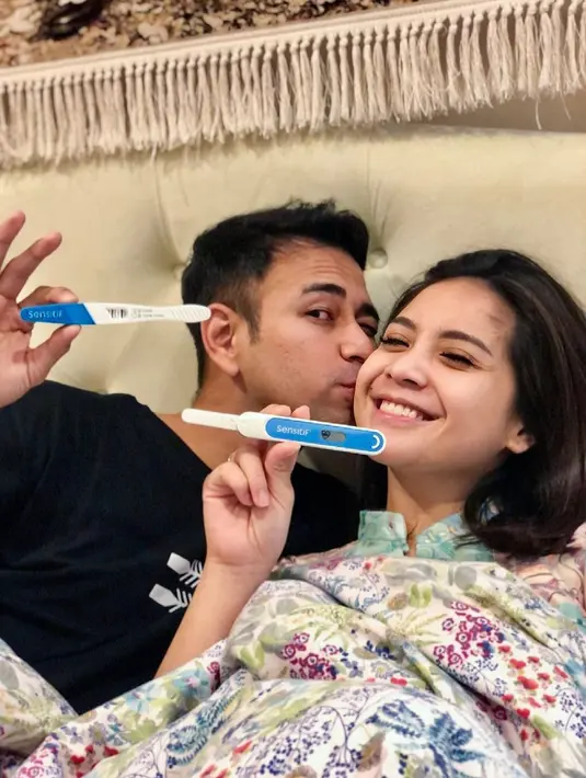 Bahagia rasanya Nagita Slavina dan Raffi Ahmad menyambut anak kedua mereka. Begitu juga Rafathar yang sangat antusias akan menjadi seorang kakak. (Instagram/raffinagita1717)