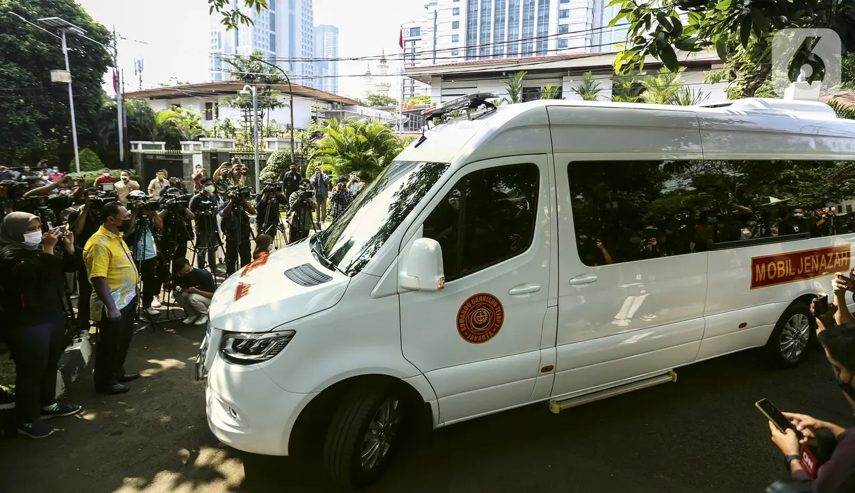 Mobil ambulans yang membawa jenazah almarhum Menpan RB Tjahjo Kumolo dari Rumah Sakit Abdi Waluyo tiba di Rumah Dinas Widya Candra, Jakarta, Jumat (1/7/2022). Sebelumnya, Tjahjo Kumolo memang diketahui tengah menjalani perawatan intensih dalam beberapa hari terakhir. (Liputan6.com/Johan Tallo)