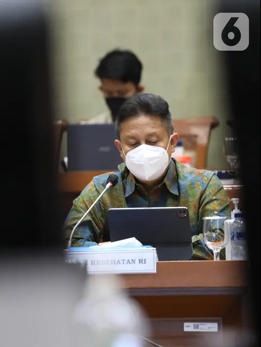 Menteri Kesehatan Budi Gunadi Sadikin mengikuti rapat kerja dengan Komisi IX DPR di Kompleks Parlemen, Senayan, Jakarta, Senin (4/7/2022). Raker membahas  infrastruktur fasilitas pelayanan kesehatan serta kebijakan pelayanan obat jaminan kesehatan nasional melalui formularium nasional. (Liputa6.com/Angga Yuniar)
