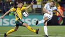 Striker Inggris, Harry Kane, melepaskan tendangan ke gawang Lithuania pada laga kualifikasi Piala Dunia di Stadion Vilnius, Minggu (8/10/2017). Inggris menang 1-0 atas Lithuania. (AP/Mindaugas Kulbis)