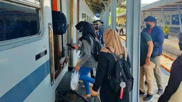 Para penumpang di Staisun Jember bergantian masuk ke kereta api (Istimewa)