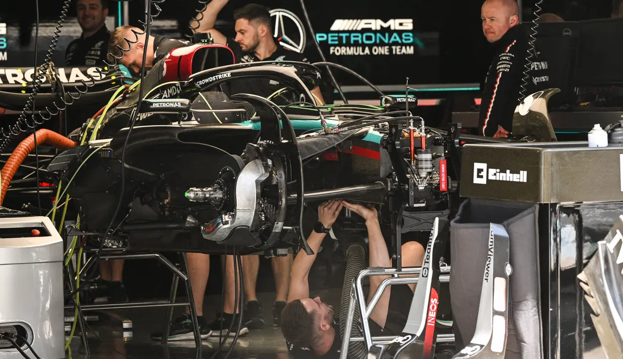 Teknisi pembalap Mercedes asal Inggris, Lewis Hamilton, terlihat bekerja di paddock di sirkuit Internasional Shanghai pada 18 April 2024. (Hector RETAMAL/AFP)