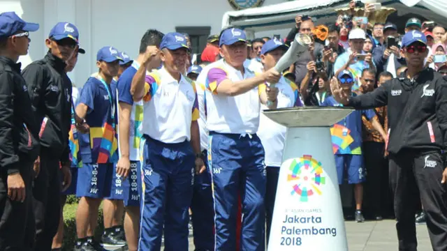 Legenda Sepakbola Alexander Pulalo Meriahkan Kirab Obor ASIAN GAMES 2018 Bersama Ratusan Driver GRAB di Kota Bandung