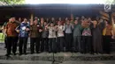 Sejumlah tokoh lintas partai dan agama bergandeng tangan usai pertemuan dan memberi keterangan di Jakarta, Selasa (23/5). Pertemuan membahas sejumlah masalah kebangsaan menuju Indonesia yang damai. (Liputan6.com/Helmi Fithriansyah)
