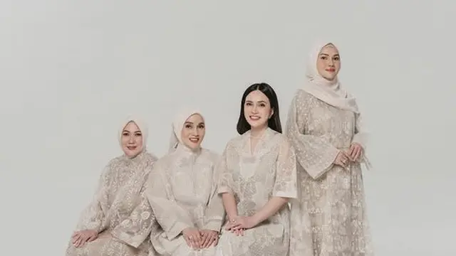 Potret Shandy Aulia Foto Keluarga Penuh Toleransi Kompak dengan Ketiga Kakak Muslim. [@shandyaulia]