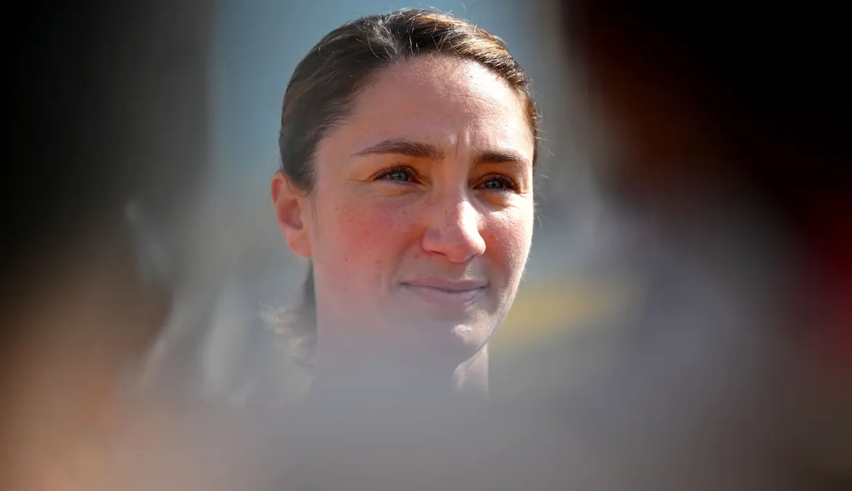Wanita 34 tahun ini merupakan asisten wasit asal Amerika Serikat. Di luar lapangan bola, Kathryn Nesbitt juga mempunyai kesibukan sebagai pengajar di Universitas Towson. (AFP/ Anne-Christine Poujoulat)
