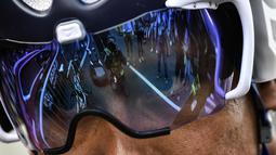 Pebalap Kolombia, Nairo Quintana beronksentrasi saat memulai start saat sesi latihan dengan jarak 17km  pada etape ke-18 Tour De France antara Sallanches dan Megeve, French Alps, (22/7/2016).  (AFP/Jeff Pachoud)