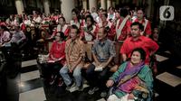 Jemaat melaksanakan misa malam Natal di Gereja Katedral, Jakarta, Selasa (24/12/2019). Jemaat tampak khidmat dalam mengikuti prosesi ibadah tersebut. (Liputan6.com/Faizal Fanani)