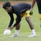 Pemain Bhayangkara FC, Ilham Udin, memegang bola saat latihan jelang laga Piala Indonesia 2019 di Stadion PTIK, Jakarta, Kamis (31/1). Bhayangkara FC akan berhadapan dengan PSBL Langsa. (Bola.com/M. Iqbal Ichsan)