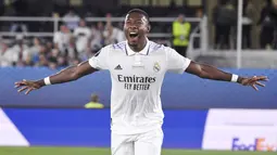 Pemain Real Madrid, David Alaba, melakukan selebrasi setelah mencetak gol ke gawang Eintracht Frankfurt pada Laga UEFA Super Cup, di Helsinki, (10/8/2022). Mantan pemain Bayern Munchen itu menerima bayaran sebesar 1,88 juta euro atau lebih dari 18 miliar per bulan. (Jussi Nukari / Lehtikuva / AFP)