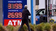 Harga bahan bakar ditampilkan di sebuah Stasiun Pengisian Bahan Bakar Umum (SPBU) di pinggiran kota Melbourne, Williamstown, Australia, pada Kamis 26 Maret 2026. Harga minyak dunia kembali merangkak naik. (William WEST/AFP)