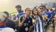 Konten Kreator Irfan Gahur yang seorang fans Borneo FC Samarinda hadir langsung di Stadion Gelora Bandung Lautan Api (GBLA), Sabtu (23/5/2026) saat Persib Bandung menjamu Persijap Jepara dalam laga terakhir BRI Super League 2025/2026. (Bola.com/Hery Kurniawan)