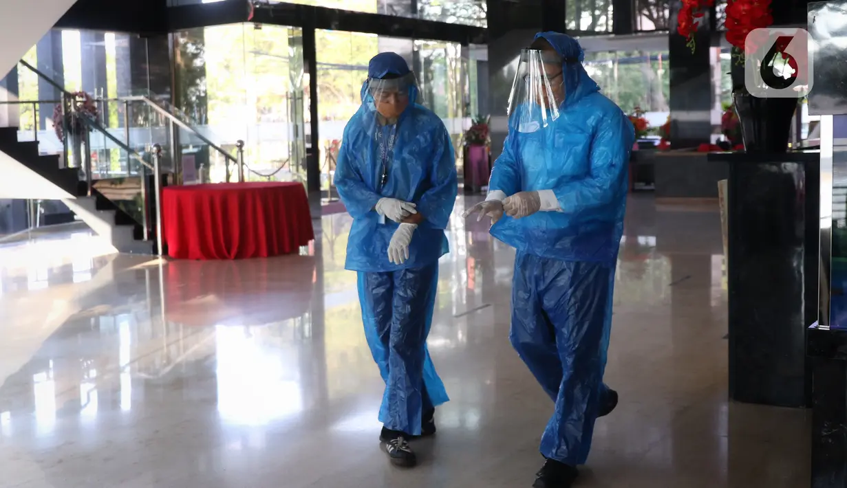 Petugas terlihat di lobi Hotel Pakons Prime yang akan ditempati sementara oleh tenaga medis  di Tangerang, Kamis (7/5/2020). Pemerintah Kota (Pemkot) Tangerang menyiapkan hotel tersebut untuk memfasiltasi tenaga medis penanganan Covid-19 di wilayah Tangerang. (Liputan6.com/Angga Yuniar)