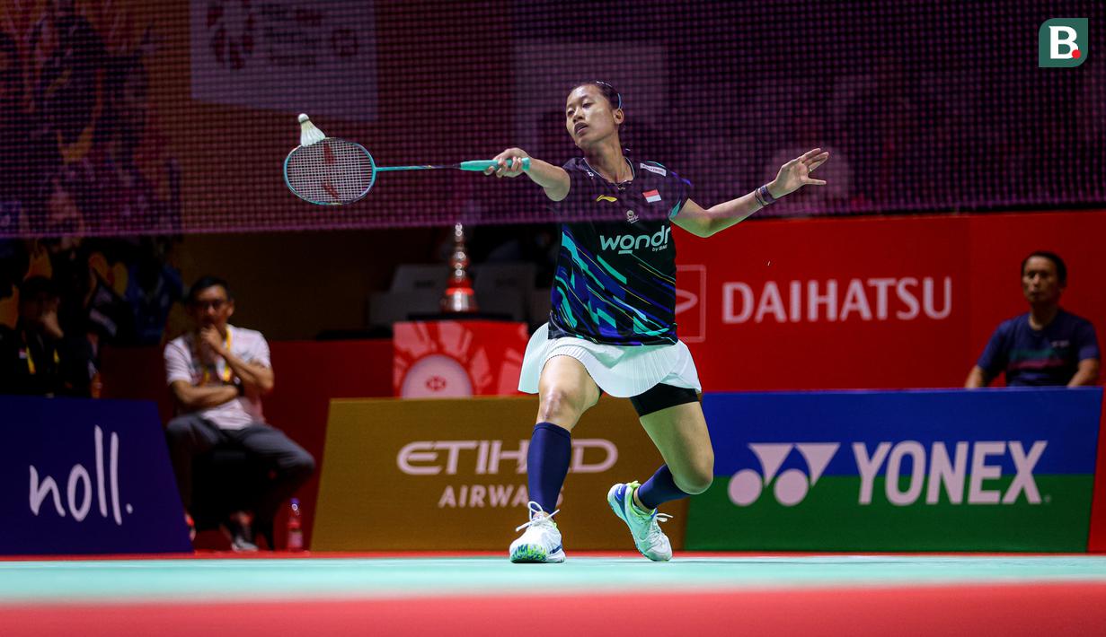 <p>Pebulu tangkis tunggal putri Indonesia, Putri Kusuma Wardani mengembalikan kok ke arah pebulu tangkis Chinese Taipei, Wen Chi Hsu dalam laga perempat final Indonesia Masters 2025 di Istora Senayan, Jakarta, Jumat (24/01/2025). (Bola.com/Bagaskara Lazuardi)</p>