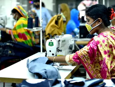Aktivitas pekerja di pabrik garmen di Dhaka, Bangladesh (12/8/2020). Pendapatan ekspor Bangladesh pada Juli tercatat lebih dari 44 persen lebih tinggi dibandingkan Juni, yang berarti sektor ekspor di negara itu kembali berangsur normal setelah menderita dampak serius akibat pandemi COVID-19.(Xinhua)