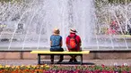 Pengunjung bersantai di depan air mancur di pameran hortikultura EGA (Erfurt Garden Construction Exhibition) di Erfurt, Jerman, Kamis (19/4). Masyarakat Jerman banyak memilih bersantai di taman saat musim semi. (AP Photo/Jens Meyer)