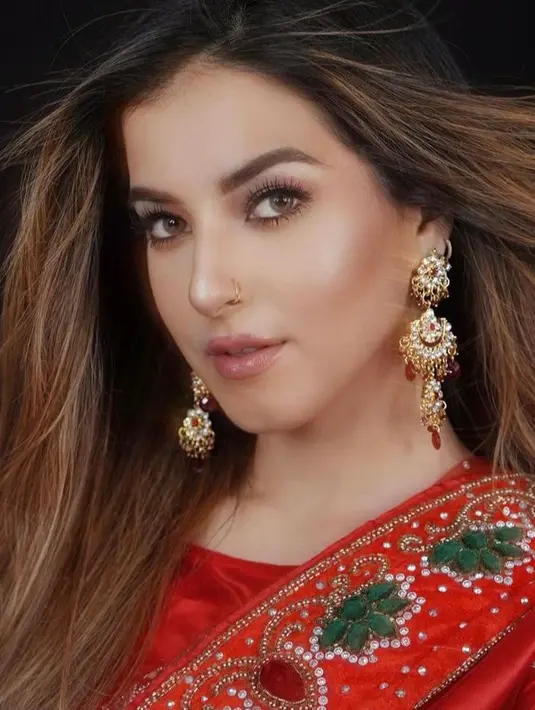 Sementara untuk bibirnya, ia memilih pulasan lipstik nude dengan efek glossy. (Instagram/tasyafarasya).