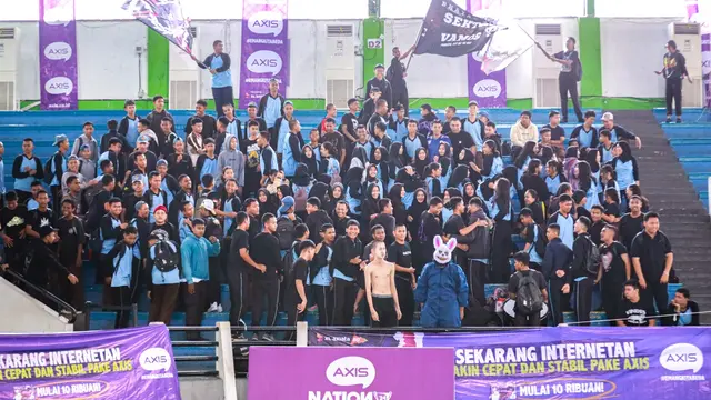 Para penonton dan suporter di ajang AXIS Nation Cup 2024