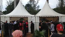Suasana calon penonton yang membeli tiket final Piala Jenderal Sudirman di loket pintu timur Stadion GBK, Jakarta, Minggu (24/1/2016) sore. (Bola.com/Tengku Sufiyanto)