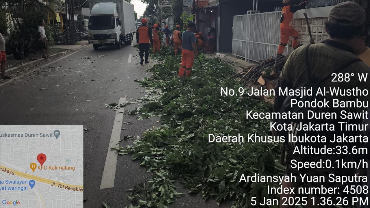 Kepala Pusat Data dan Informasi (Kapusdatin) BPBD Jakarta Mohamad Yohan mengatakan, pohon tumbang imbas dilanda angin kencang di wilayah Jakarta Timur (Jaktim) pada Minggu (5/1/2025).