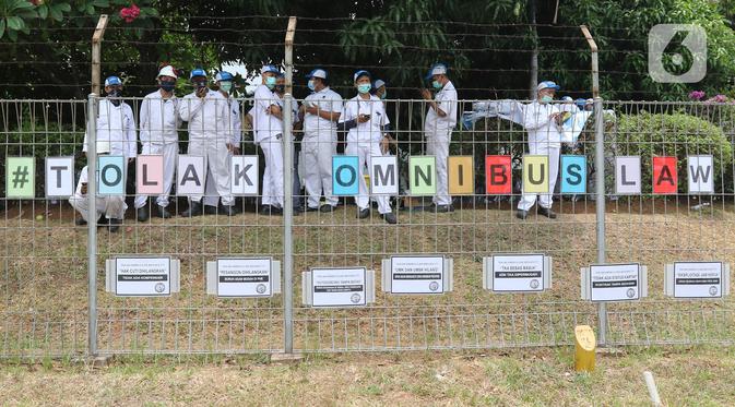 Sejumlah buruh melakukan aksi mogok kerja di kawasan MM 2100, Cikarang, Kabupaten Bekasi, Jawa Barat, Selasa (6/10/2020). Aksi mogok kerja dari tanggal 6-8 Oktober tersebut akibat pengesahan RUU Cipta Kerja oleh DPR dan Pemerintah RI. (Liputan6.com/Herman Zakharia)