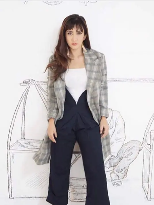 Rumah tangga Nafa Urbach akan diputusan pada Senin (16/10/2017). Pada hari itu, Majelis Hakim Pengadilan Negeri akan membacakan putusan terkait gugatan cerai yang dilayangkan oleh Nafa Urbah. (Instagram/nafaurbach)