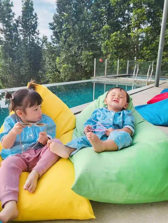 Bahkan, untuk anak keduanya, Zafanya yang lahir jelang Natal 2022 lalu keduanya sepakat tak menggunakan jasa babysitter. Keduanya saling bergantian mengurus anak-anaknya yang selisih sekitar setahun. [Instagram/felicyangelista_]