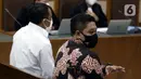 Mantan penyidik KPK, Stepanus Robin Pattuju (kanan) saat sidang pembacaan putusan di Pengadilan Tipikor Jakarta, Rabu (12/1/2022). Stepanus Robin Pattuju divonis 11 tahun penjara dan denda Rp 500 juta terkait kasus suap penanganan sejumlah kasus korupsi di KPK. (Liputan6.com/Helmi Fithriansyah)