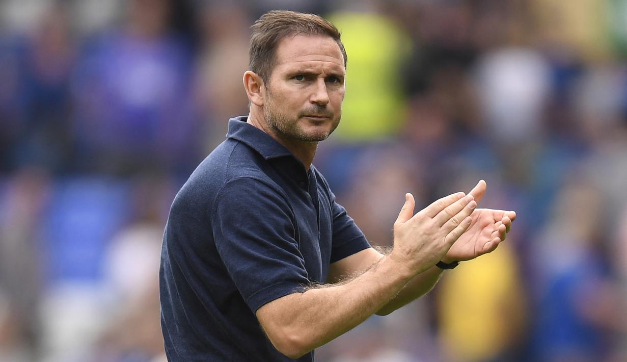 Frank Lampard dikontrak sebagai pelatih kepala Everton hingga tahun 2024. The Toffees menunjuk mantan gelandang Timnas Inggris tersebut sebagai pelatih setelah memecat Rafael Benitez yang dianggap gagal mengangkat perfroma klub pada musim lalu.  Kehadirannya untuk sementara membawa Everton berada di papan tengah klasemen Liga Inggris dengan raihan 10 poin. (AFP/Oli Scarff)