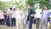 Menteri Pertanian Syahrul Yasin Limpo menggelar Tanam Perdana Padi sekaligus pencanangan perdana indeks pertanaman (IP) 300 atau penanaman 3 kali setahun (padi-padi-jagung) di Jeneponto.