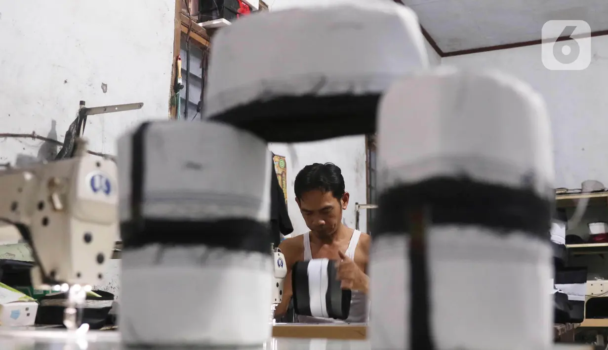 Pengrajin songkok (peci) sedang mengerjakan pesanan berbagai jenis peci di  Pasar Kemis, Kabupaten Tangerang, Banten, Minggu (18/4/2021). Di tingkat pengecer, songkok Haji Sanusi dijual mulai dari Rp 80.000/buah. (Liputan6.com/Angga Yuniar)